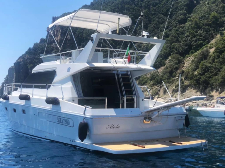 Louer Bateau à moteur avec ou sans skipper Ferretti à Porto di Fertilia