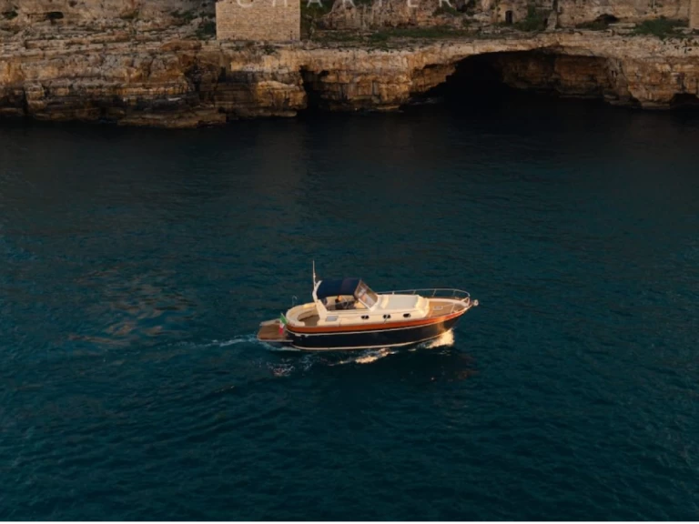 Bateau à moteur à louer à Monopoli au meilleur prix