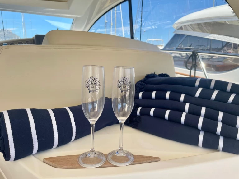 Location bateau Jeanneau Prestige 38 S à Port de Saint Jean Cap Ferrat sur Samboat