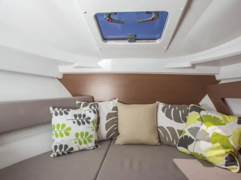 Louer Bateau à moteur avec ou sans skipper Jeanneau à Sanremo