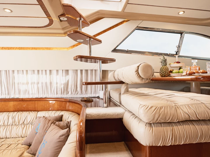 Louer Bateau à moteur avec ou sans skipper Ferretti à Glyfáda