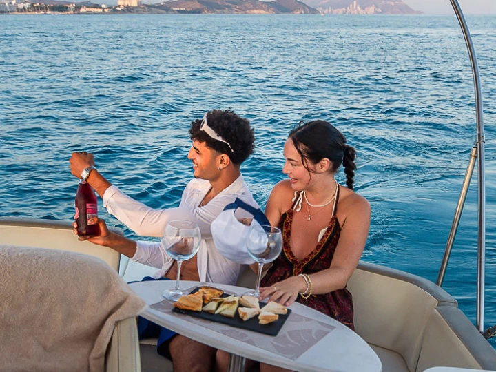 Bateau à moteur à louer à Puerto Villajoyosa au meilleur prix