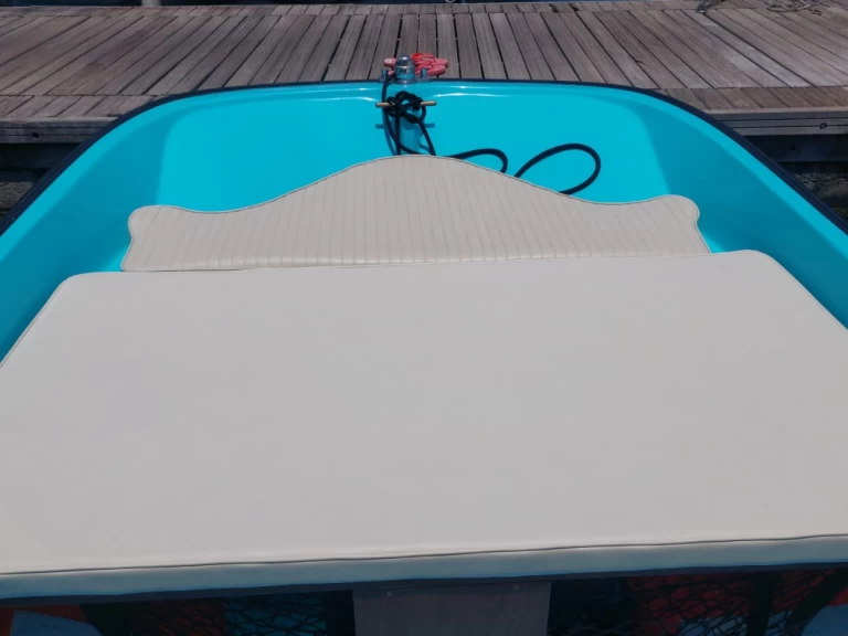 Louer Bateau à moteur avec ou sans skipper Boston Whaler à Aci Trezza