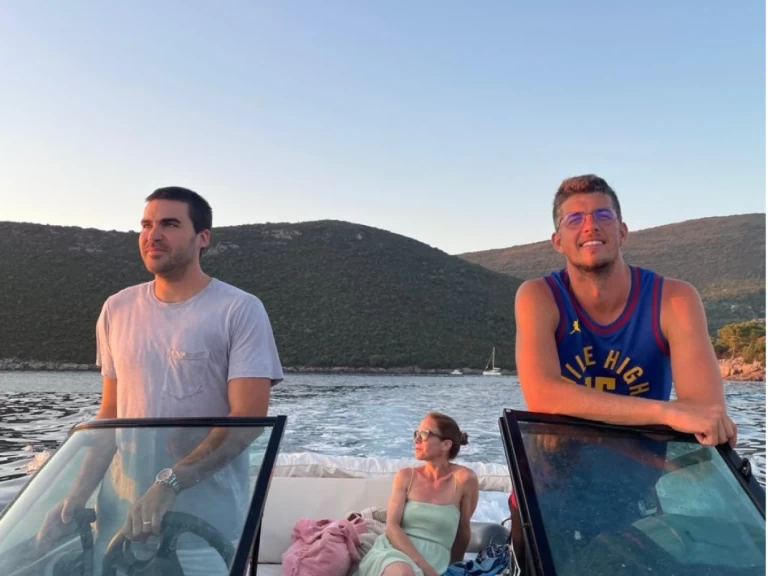 Bateau à moteur à louer à Herceg Novi au meilleur prix