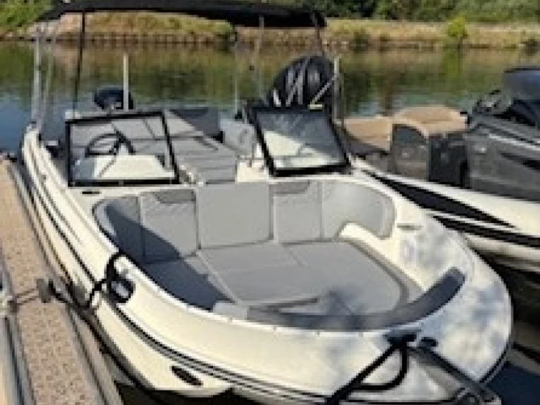 Louez un Bayliner M19 à Hyères