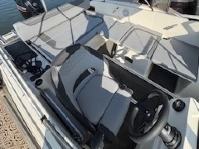 Location Bateau à moteur à Hyères - Bayliner M19