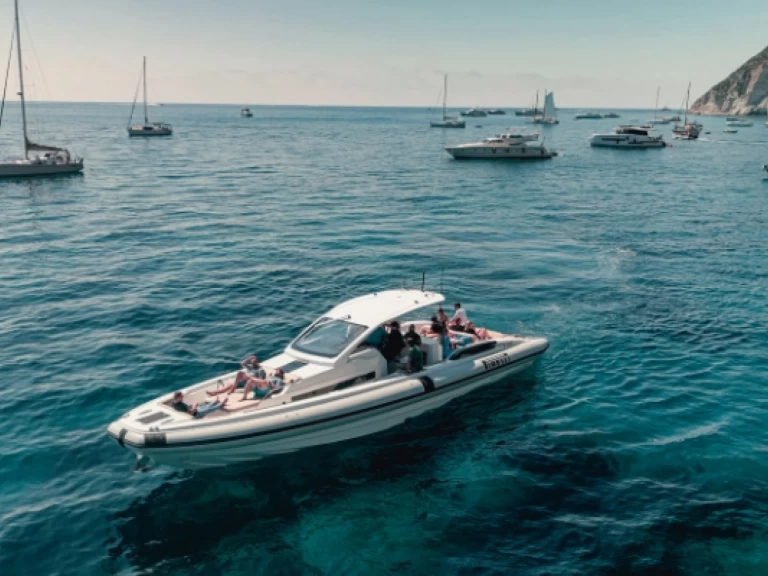 Louer Semi-rigide avec ou sans skipper Pirelli à Naples