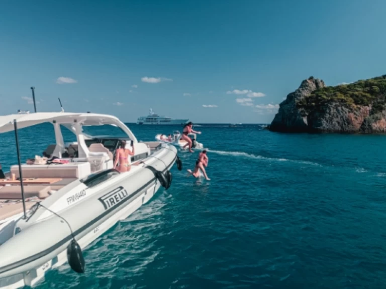 Semi-rigide à louer à Naples au meilleur prix