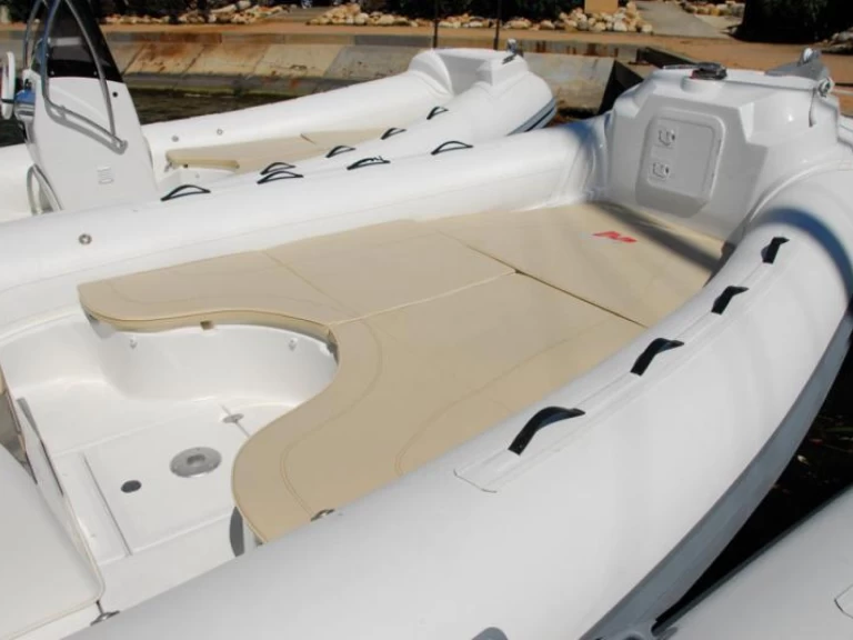 Louez un Nuova Jolly Blackfin 25 Elegance à Bol