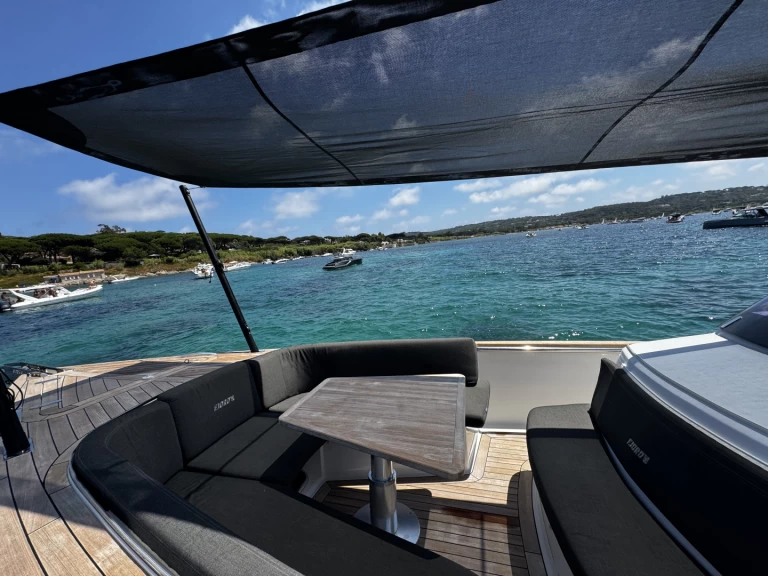 Bateau à moteur à louer à Port Grimaud au meilleur prix