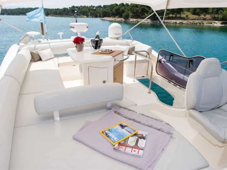 Location bateau Antibes pas cher Azimut 47 Fly