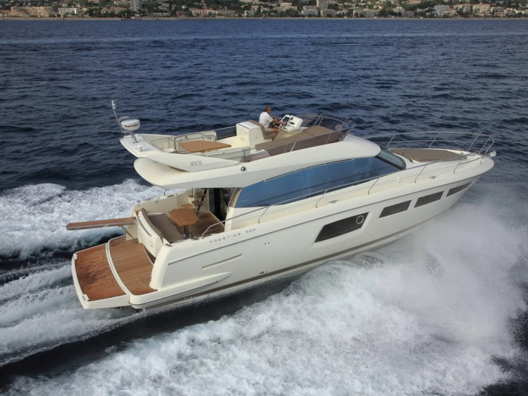 Louer Bateau à moteur avec ou sans skipper Prestige à Antibes