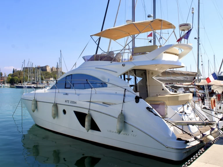 Bateau à moteur à louer à Antibes au meilleur prix