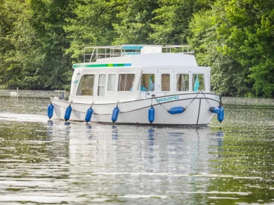 Pénichette Pénichette 950E FR charter bareboat or captained in  Bram