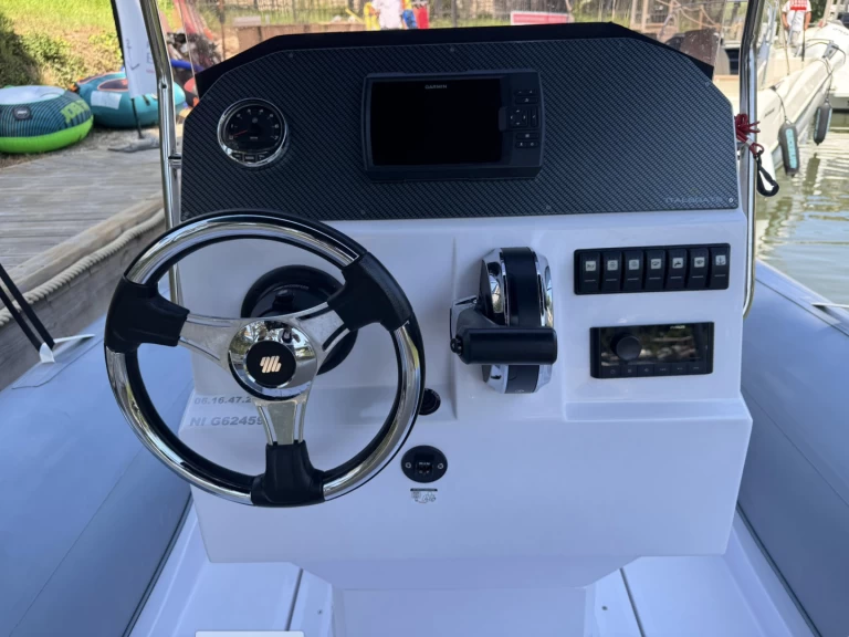 Semi-rigide à louer à Mandelieu-la-Napoule au meilleur prix