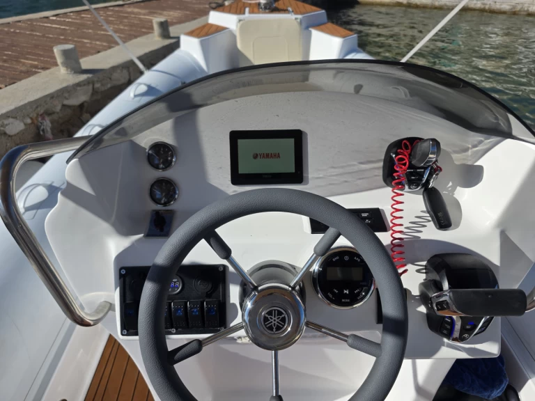 Location Semi-rigide SeaScent avec permis