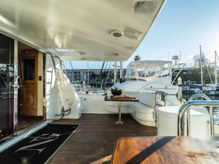 Location Yacht Custom avec permis