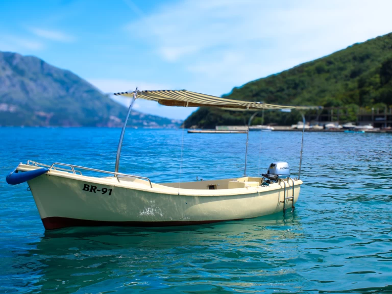 Louez un Elan Elan 500 à Budva