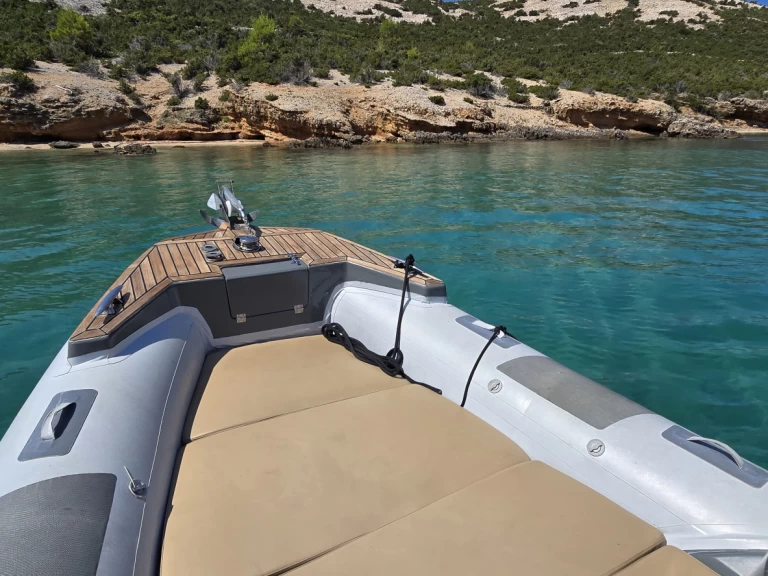 Location Semi-rigide Grginić avec permis