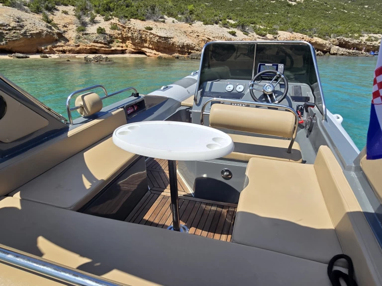 Grginić Shark 23 a louer à Novalja