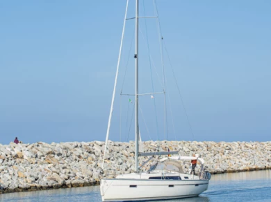 Bavaria Cruiser 41 charter bareboat eller skeppad i San Vincenzo