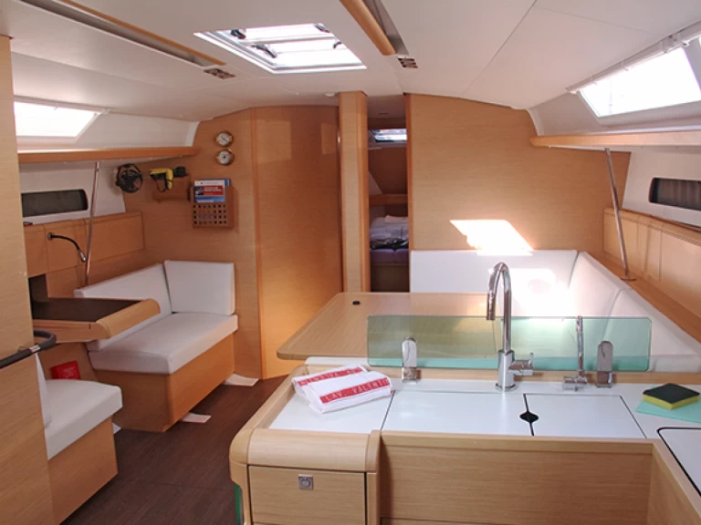 Louer Voilier avec ou sans skipper Jeanneau à San Vincenzo