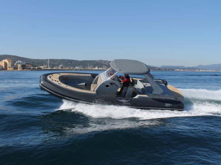 Black by 3BBB 9.0 I II a louer à Port Grimaud