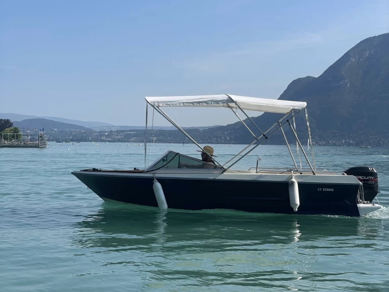 Bateau à moteur à louer à Annecy au meilleur prix