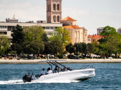 Hyra Motorbåt  med eller utan skeppare Axopar Zadar 