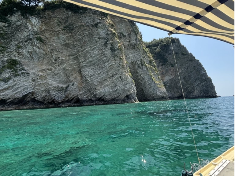 Bateau à moteur à louer à Budva au meilleur prix