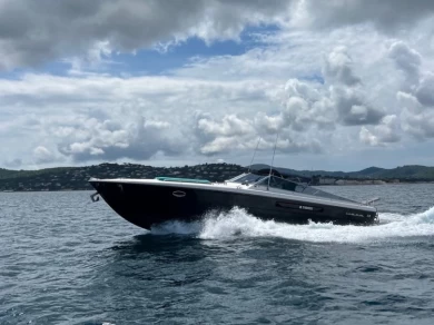 Luxury Yacht rental in Port Grimaud - Itama 38