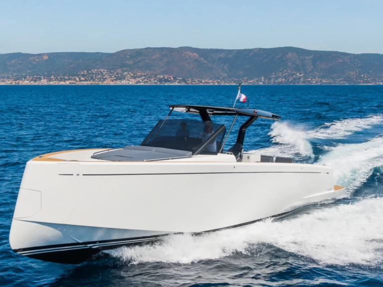 Bateau à moteur à louer à Port Grimaud au meilleur prix