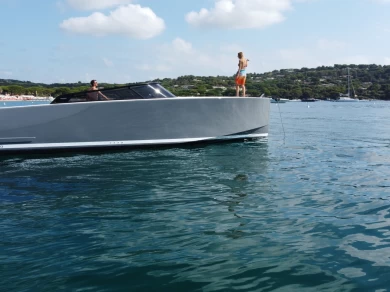 Barca a motore a noleggio a Port Grimaud al miglior prezzo