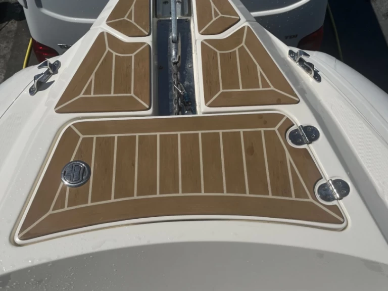 Location bateau Port Grimaud pas cher CAPELLI 700 TEMPEST OPEN