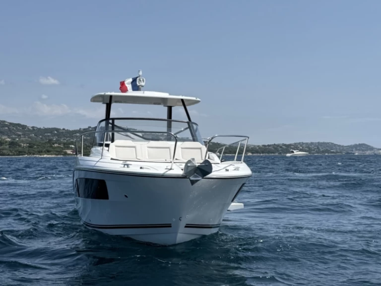Location bateau Jeanneau Cap Camarat 9.0 WA à Port Grimaud sur Samboat