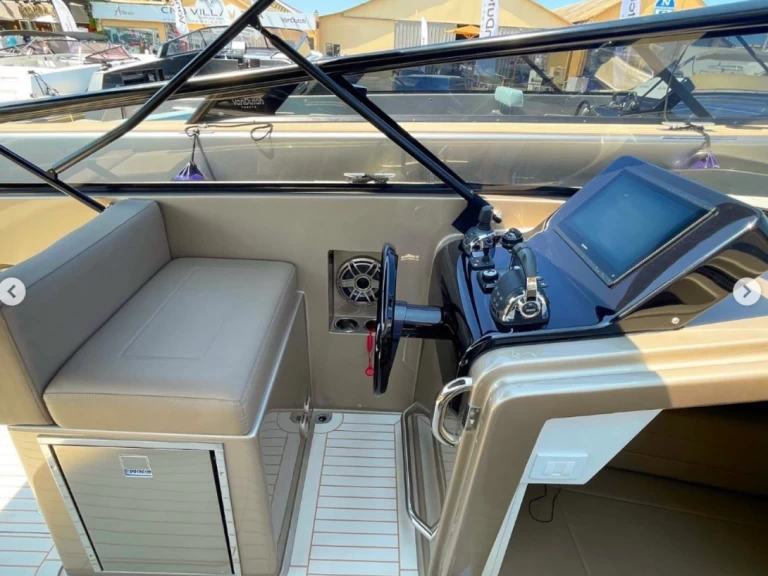 Louer Bateau à moteur avec ou sans skipper VanDutch à Saint-Tropez