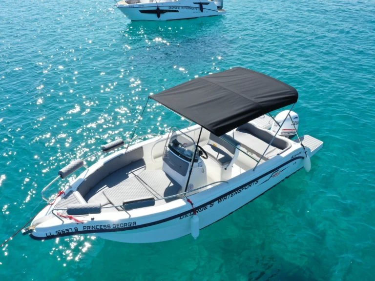 Bateau à moteur à louer à Latchi au meilleur prix