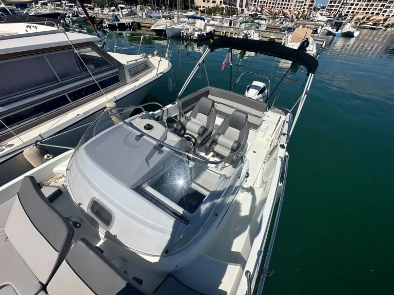Location Bateau à moteur Jeanneau avec permis