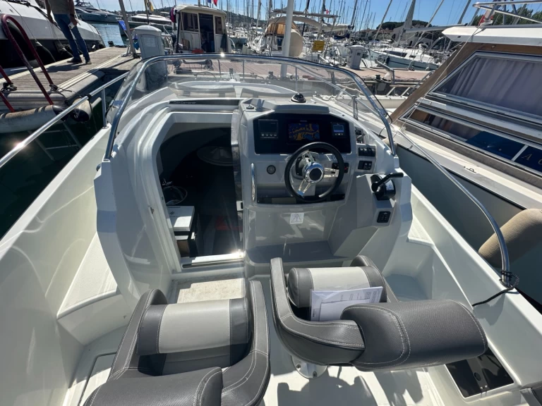 Jeanneau Cap Camarat 7.5 WA Serie 2 a louer à Cogolin