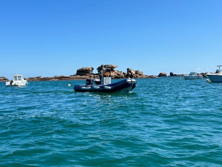 Louer Semi-rigide avec ou sans skipper Vanguard Marine à Trégastel