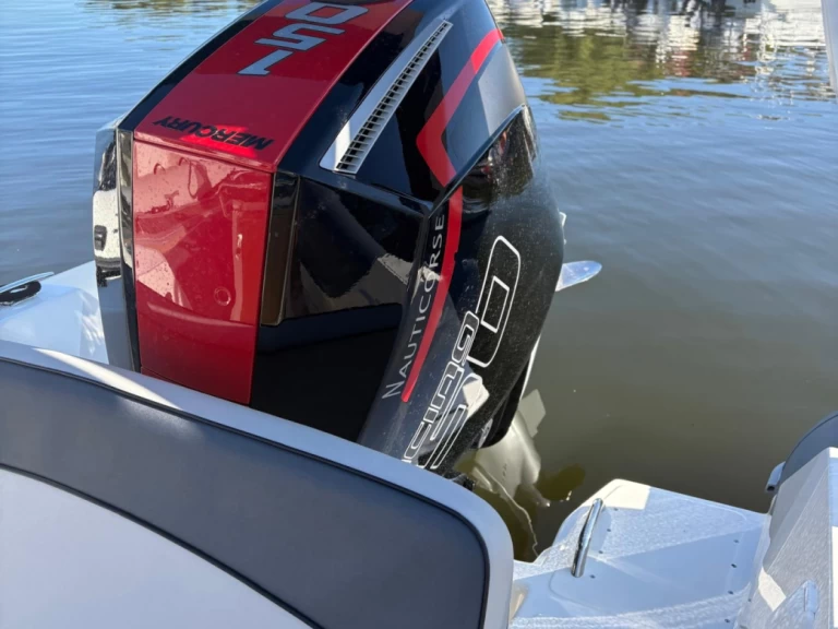 Louer Semi-rigide avec ou sans skipper Lomac à Saint-Florent