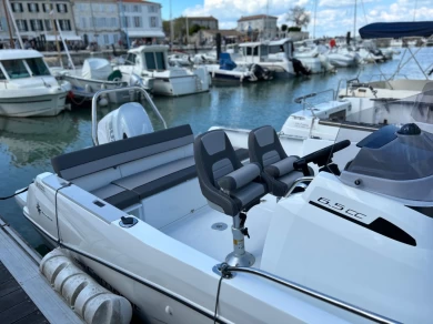 Barca a motore a noleggio a La Flotte al miglior prezzo
