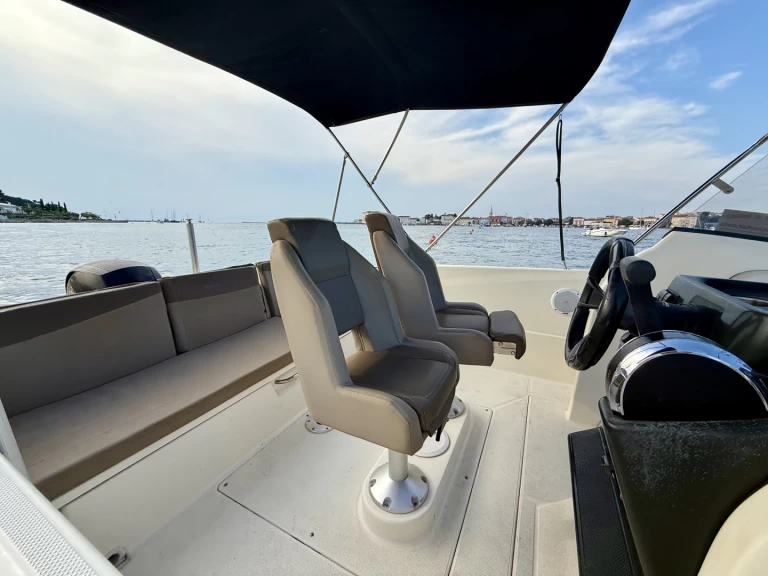 Bateau à moteur à louer à Poreč au meilleur prix