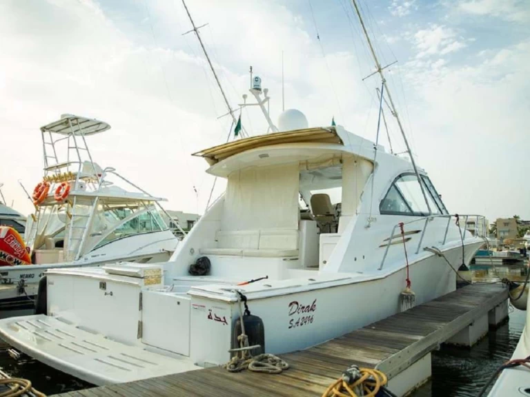 Louez un Hatteras Dirak à Durrat Al-Arus