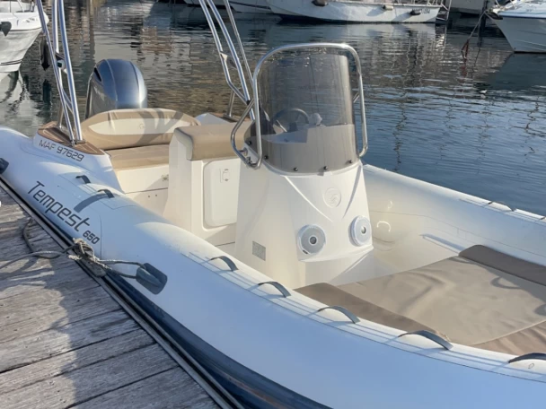 Louer Semi-rigide avec ou sans skipper Capelli à Marseille