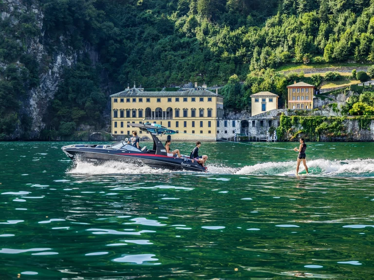 Bateau à moteur à louer à Côme (Ville) au meilleur prix