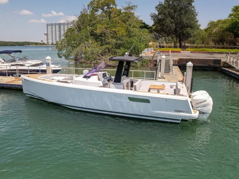 Location Bateau à moteur Pardo Yachts avec permis