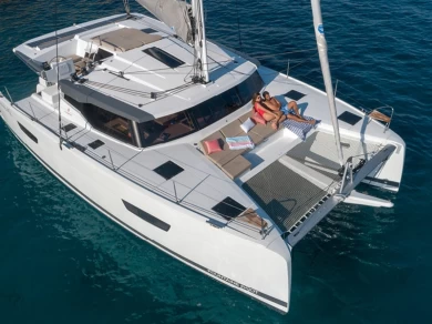 Fountaine Pajot Astrea 42 charter bareboat eller skeppad i Marseille