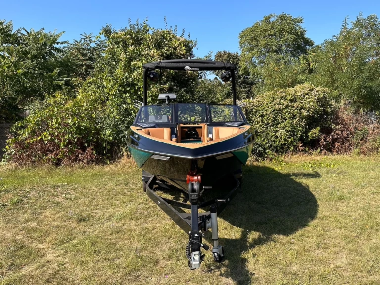 Louer Bateau à moteur avec ou sans skipper Malibu à Vienna