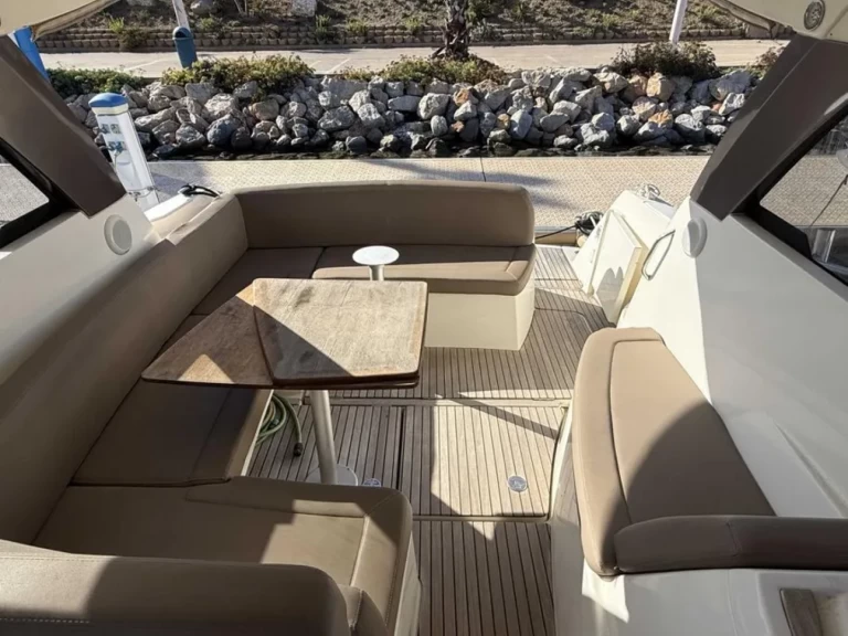 Louer Bateau à moteur avec ou sans skipper Jeanneau à Hyères